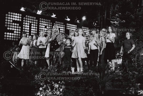 # 1543 - Maryla Rodowicz z dziećmi na scenie Opery Leśnej. 1984r. Międzynarodowy Festiwal Piosenki w Sopocie.