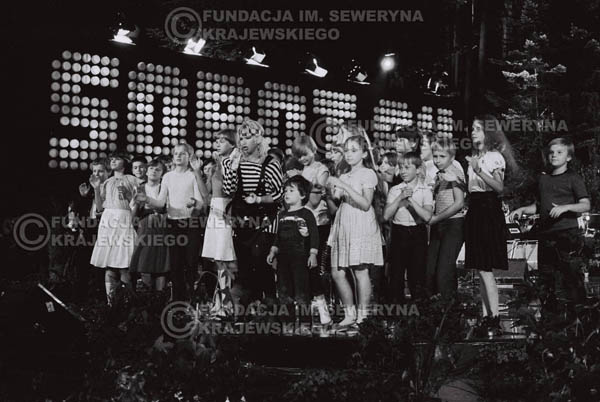 # 1544 - Maryla Rodowicz z dziećmi na scenie Opery Leśnej. 1984r. Międzynarodowy Festiwal Piosenki w Sopocie.