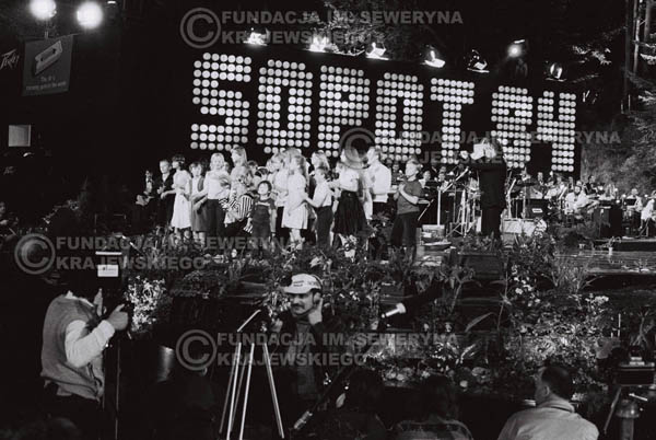 # 1545 - Maryla Rodowicz z dziećmi na scenie Opery Leśnej. 1984r. Międzynarodowy Festiwal Piosenki w Sopocie.