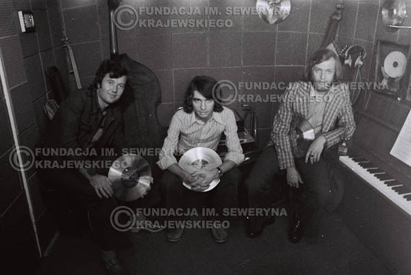 # 1553 - Seweryn Krajewski, Bernard Dornowski, Jerzy Skrzypczyk – 1974r. w małym domowym studio w mieszkaniu Seweryna Krajewskiego w Sopocie.