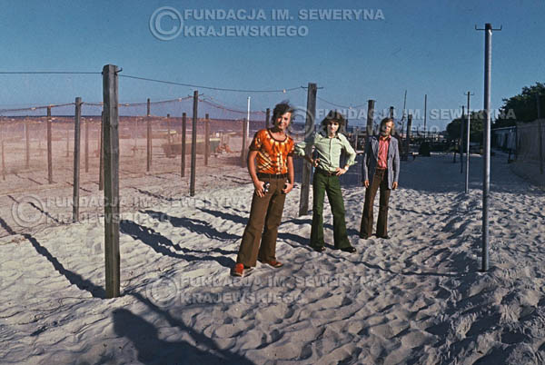 # 1563 - 1973r. plaża w Sopocie, od lewej: Bernard Dornowski, Seweryn Krajewski, Jerzy Skrzypczyk.
