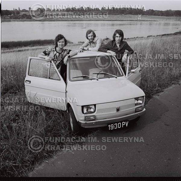 # 1574 - Poznań 1974 rok- Czerwone Gitary (w składzie: Seweryn Krajewski, Bernard Dornowski, Jerzy Skrzypczyk) z Fiatem 126p nad Jeziorem Malta, ówczesna propozycja reklamowa, która jednak nie doszła do skutku. Powstała nawet piosenka o małym polskim Fiacie