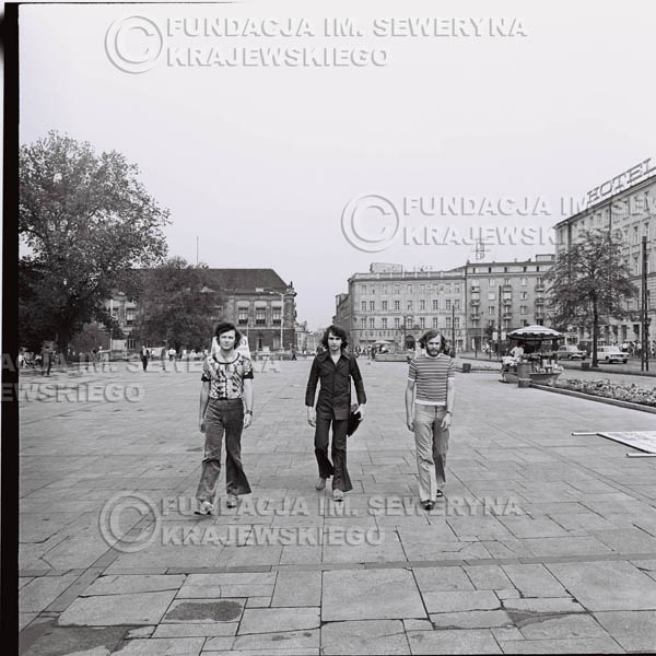# 1580 - 1973r. sesja zdjęciowa na ulicach Poznania. Czerwone Gitary w składzie: Jerzy Skrzypczyk, Bernard Dornowski, Seweryn Krajewski.
