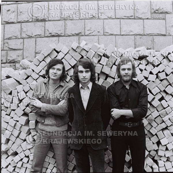 # 1604 - 1973r. Katowice na tyłach Hali Widowiskowo-Sportowej 'Spodek', od lewej: Bernard Dornowski, Seweryn Krajewski, Jerzy Skrzypczyk.
