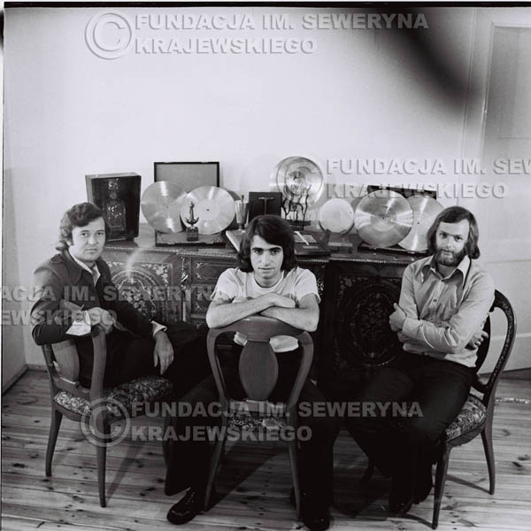 # 1616 - Od lewej: Bernard Dornowski Seweryn Krajewski, Jerzy Skrzypczyk – 1974r. w domu Seweryna Krajewskiego w Sopocie.