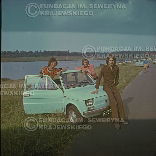 # 1642 - Poznań 1974 rok- Czerwone Gitary (w składzie: Seweryn Krajewski, Bernard Dornowski, Jerzy Skrzypczyk) z Fiatem 126p nad Jeziorem Malta, ówczesna propozycja reklamowa, która jednak nie doszła do skutku. Powstała nawet piosenka o małym polskim Fiacie