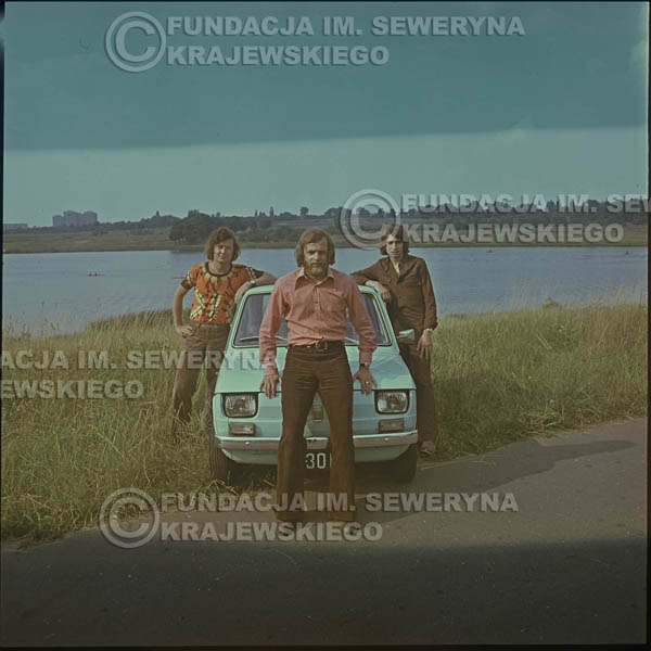 # 1643 - Poznań 1974 rok- Czerwone Gitary (w składzie: Seweryn Krajewski, Bernard Dornowski, Jerzy Skrzypczyk) z Fiatem 126p nad Jeziorem Malta, ówczesna propozycja reklamowa, która jednak nie doszła do skutku. Powstała nawet piosenka o małym polskim Fiacie
