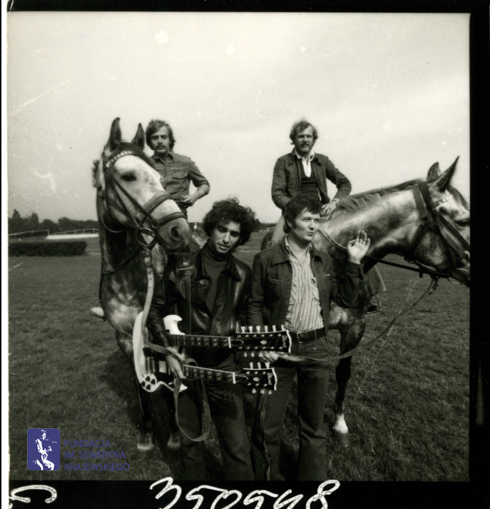 # 1647 - 1977 r. - Czerwone Gitary z Janem Pospieszalskim na terenie wyścigów konnych
