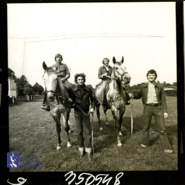 # 1648 - 1977 r. - Czerwone Gitary z Janem Pospieszalskim na terenie wyścigów konnych