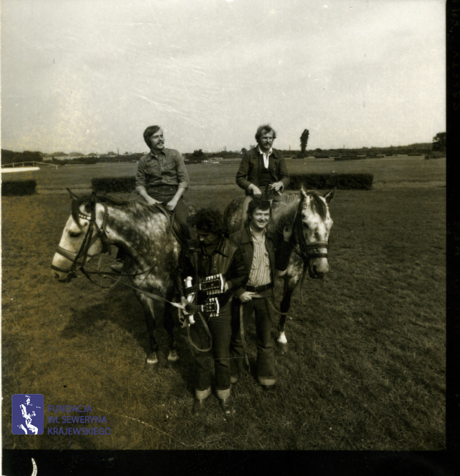 # 1651 - 1977 r. - Czerwone Gitary z Janem Pospieszalskim na terenie wyścigów konnych