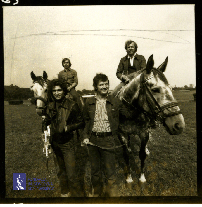 # 1656 - 1977 r. - Czerwone Gitary z Janem Pospieszalskim na terenie wyścigów konnych