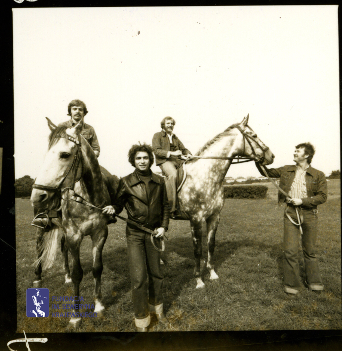 # 1657 - 1977 r. - Czerwone Gitary z Janem Pospieszalskim na terenie wyścigów konnych