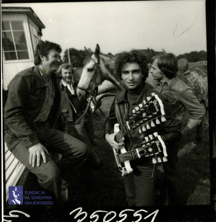 # 1659 - 1977 r. - Czerwone Gitary z Janem Pospieszalskim na terenie wyścigów konnych