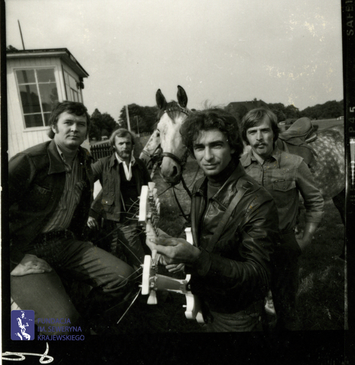 # 1663 - 1977 r. - Czerwone Gitary z Janem Pospieszalskim na terenie wyścigów konnych