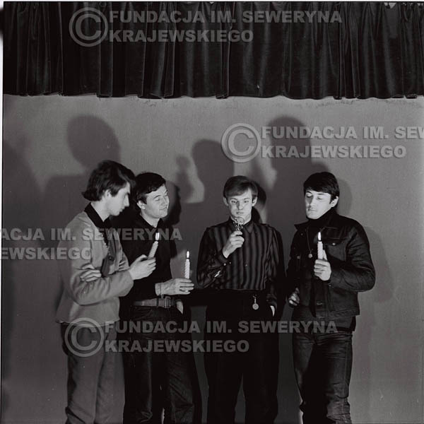 # 262 - 1966r. sesja zdjęciowa do płyty pt: 'Czerwone Gitary śpiewają kolędy'