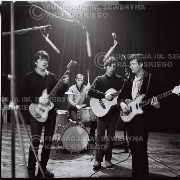 # 263 - 1967r. Czerwone Gitary, klub 'Ster' w Gdańsku-Wrzeszczu, próba mikrofonu