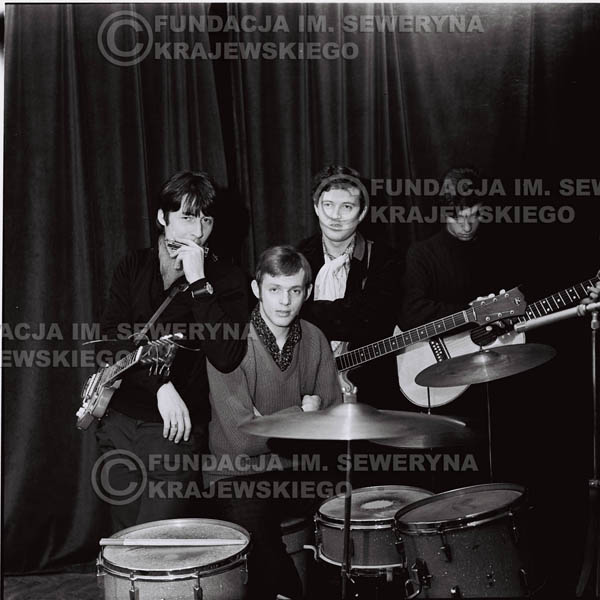 # 269 - 1967r. Czerwone Gitary, Klub 'Ster' w Gdańsku-Wrzeszczu, próba mikrofonu
