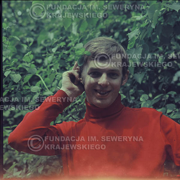 # 323 - Jerzy Skrzypczyk, sesja zdjęciowa do płyty pt: 'Czerwone Gitary 3' Park Oliwski, 1967r.