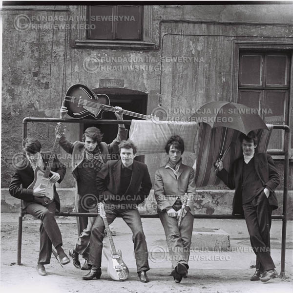 # 546 - 1966r. 'Czerwone Gitary', Łódź. Zdjęcie z sesji do okładki pierwszego longpleya 'Czerwonych Gitar' pod tytułem  'To Właśnie My'.