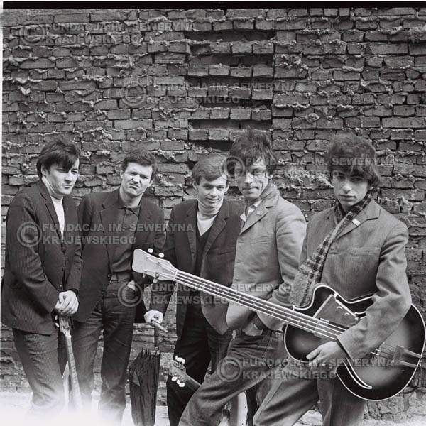 # 548 - 1966r. 'Czerwone Gitary', Łódź. Zdjęcie z sesji do okładki pierwszego longpleya 'Czerwonych Gitar' pod tytułem  'To Właśnie My'.