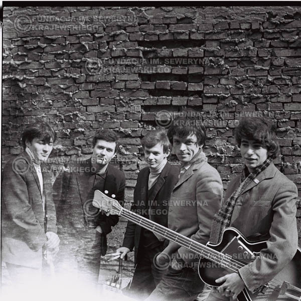 # 549 - 1966r. 'Czerwone Gitary', Łódź. Zdjęcie z sesji do okładki pierwszego longpleya 'Czerwonych Gitar' pod tytułem  'To Właśnie My'.
