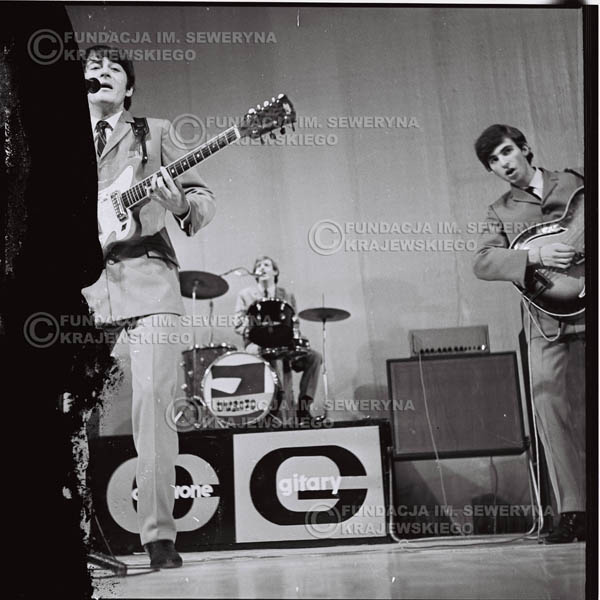 # 563 - Koncert 'Czerwonych Gitar' 1966r. w Elblągu. Od lewej: Krzysztof Klenczon, Jerzy Skrzypczyk, Seweryn Krajewski