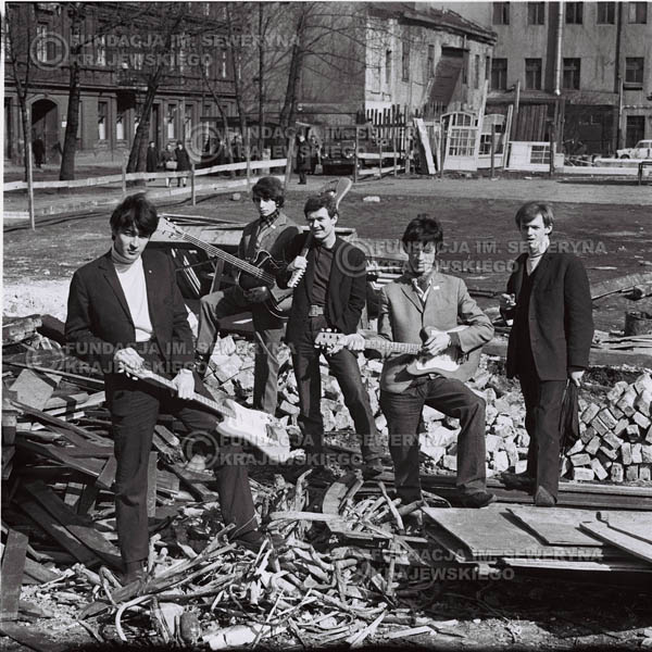 # 586 - 1966r. Czerwone Gitary, Łódź.  Zdjęcie z sesji do okładki pierwszego longpleya pod tytułem  'To Wlasnie My'.