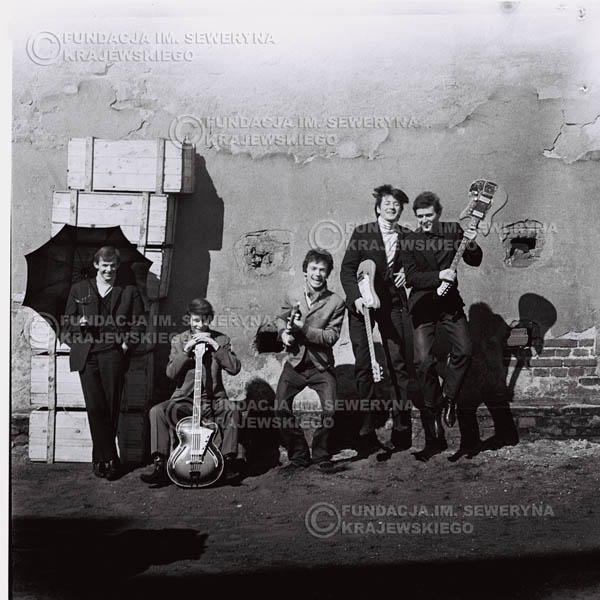 # 657 - 1966r. Czerwone Gitary, Łódź.  Zdjęcie z sesji do okładki pierwszego longpleya Czerwonych Gitar pod tytułem:  'To Wlaśnie My'.