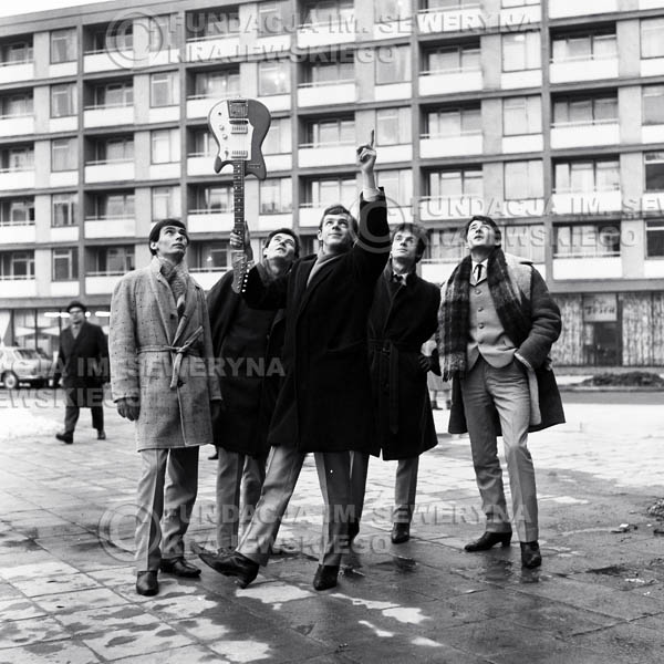 # 67 - Czerwone Gitary Warszawa Plac Treatralny 1965r. Od lewej Henryk Zomerski, Bernard Dornowski, Jerzy Skrzypczyk, Jerzy Kossela , Krzysztof Klenczon
