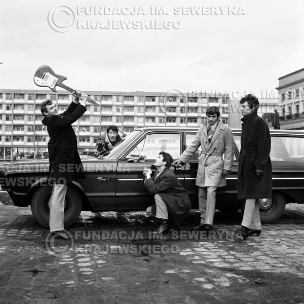 # 68 - Czerwone Gitary Warszawa Plac Treatralny 1965r. Od lewej Jerzy Skrzypczyk, Krzysztof Klenczon,  Bernard Dornowski,  Henryk Zomerski, Jerzy Kossela