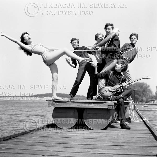 # 71 - Czerwone Gitary 1966r. (Na tratwie z modelką)Od lewej   Bernard Dornowki, Jerzy Skrzypczyk, Krzysztof Klenczon,  Jerzy Kossela, Seweryn Krajewski