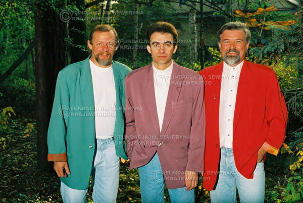 # 908 - Czerwone Gitary w składzie: Jerzy Skrzypczyk, Seweryn Krajewski, Bernard Dornowski. 1991r., sesja zdjęciowa w Michalinie.