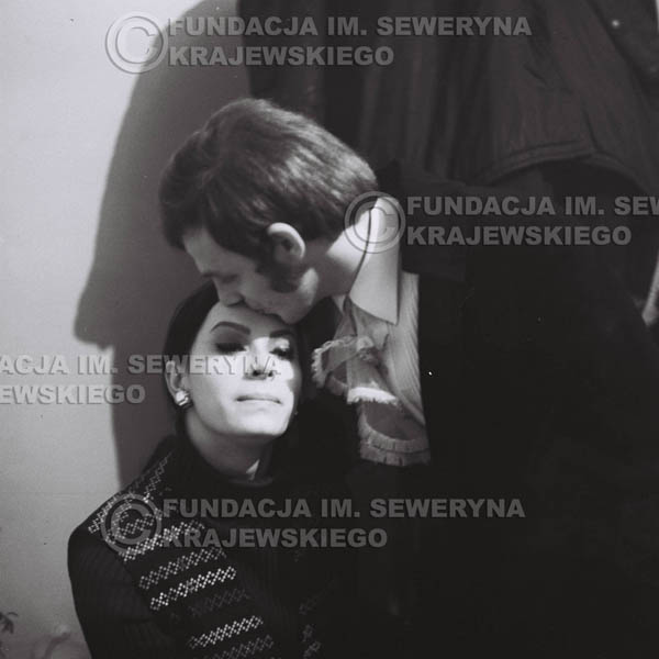 # 94 - Jerzy Skrzypczyk z narzeczoną Marylą, 1968r. w garderobie przed koncertem