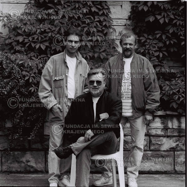 # 1125 - come back Czerwonych Gitar, od lewej: Seweryn Krajewski, Bernard Dornowski, Jerzy Skrzypczyk. 1991r. sesja zdjęciowa w Michalinie.