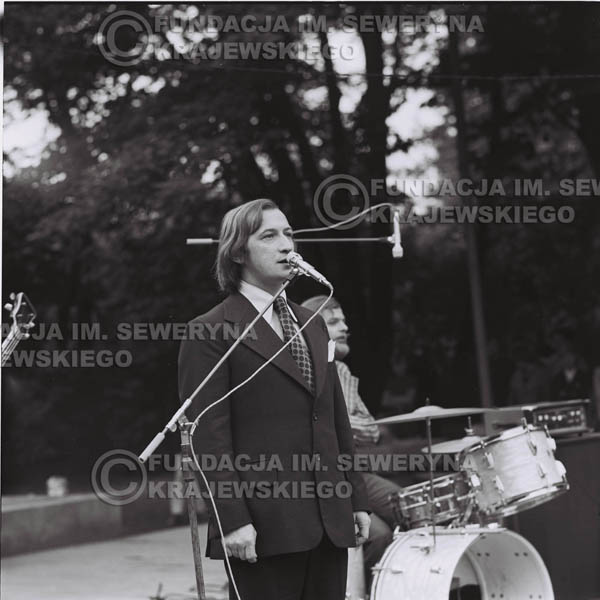 # 1217 - 1973r., Bytom-Bobrek – Tadeusz Górny (dziennikarz III programu Polskiego Radia) – prowadził koncert Czerwonych Gitar.
