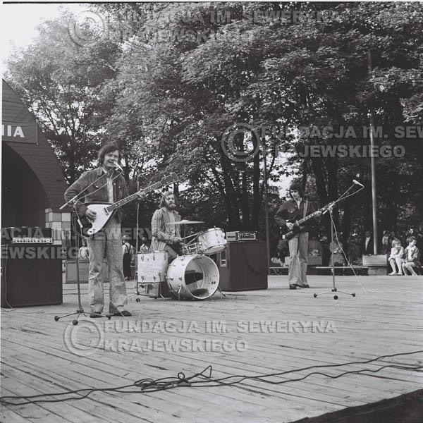 # 1222 - 1973r., Bytom-Bobrek - koncert Czerwonych Gitar w składzie: Seweryn Krajewski, Jerzy Skrzypczyk, Bernard Dornowski.