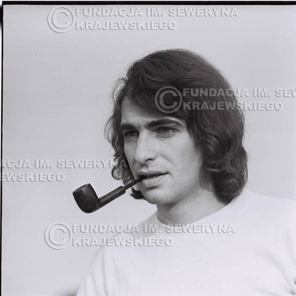# 1235 - Seweryn Krajewski z fajką (Seweryn palił w tamtych czasach fajkę, L.Sagan po raz pierwszy uwiecznił go z fajką na zdjęciach).