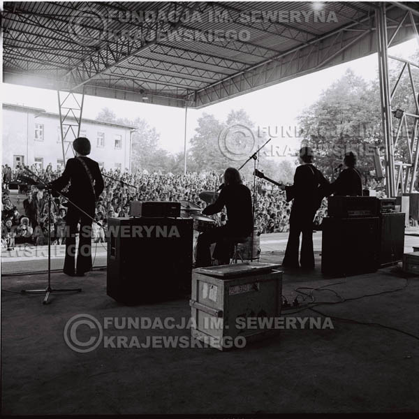 # 1237 - 1975r. koncert Czerwonych Gitar w Ostrawie w ówczesnej Czechosłowacji na terenach wystawowych 'Czarna Łąka'.