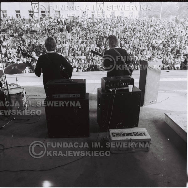 # 1240 - 1975r. koncert Czerwonych Gitar w Ostrawie w ówczesnej Czechosłowacji na terenach wystawowych 'Czarna Łąka'.