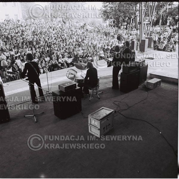 # 1241 - 1975r. koncert Czerwonych Gitar w Ostrawie w ówczesnej Czechosłowacji na terenach wystawowych 'Czarna Łąka'.