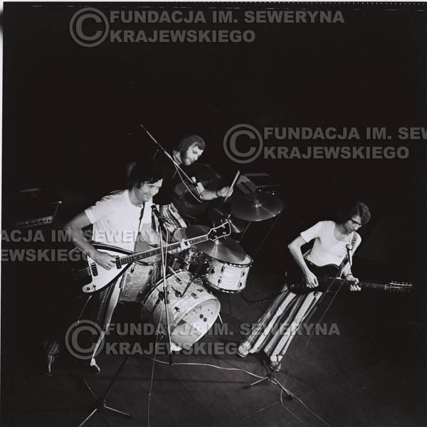 # 1281 - 1973r. koncert Czerwonych Gitar w Poznaniu, od lewej: Bernard Dornowski, Jerzy Skrzypczyk, Seweryn Krajewski.