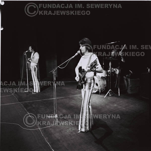 # 1285 - 1973r. koncert Czerwonych Gitar w Poznaniu, od lewej: Bernard Dornowski, Jerzy Skrzypczyk, Seweryn Krajewski.