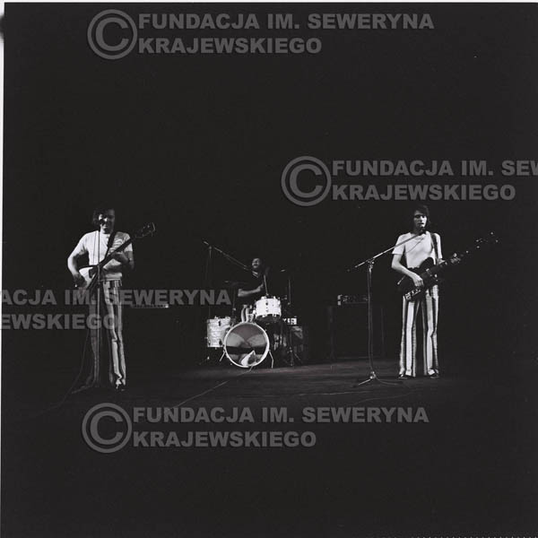 # 1288 - 1973r. koncert Czerwonych Gitar w Poznaniu, od lewej: Bernard Dornowski, Jerzy Skrzypczyk, Seweryn Krajewski.
