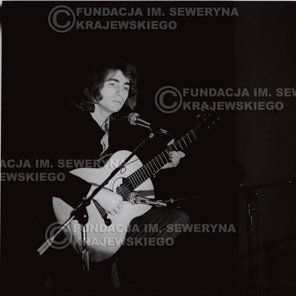 # 1306 - Seweryn Krajewski – 1974r. koncert Czerwonych Gitar w Teatrze Letnim w Sopocie. Dodatkową atrakcją dla widzów była wystawa zdjęć Czerwonych Gitar autorstwa Lesława Sagana, która niestety została skradziona w całości.