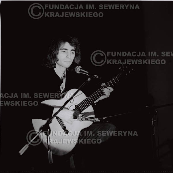# 1307 - Seweryn Krajewski – 1974r. koncert Czerwonych Gitar w Teatrze Letnim w Sopocie. Dodatkową atrakcją dla widzów była wystawa zdjęć Czerwonych Gitar autorstwa Lesława Sagana, która niestety została skradziona w całości.