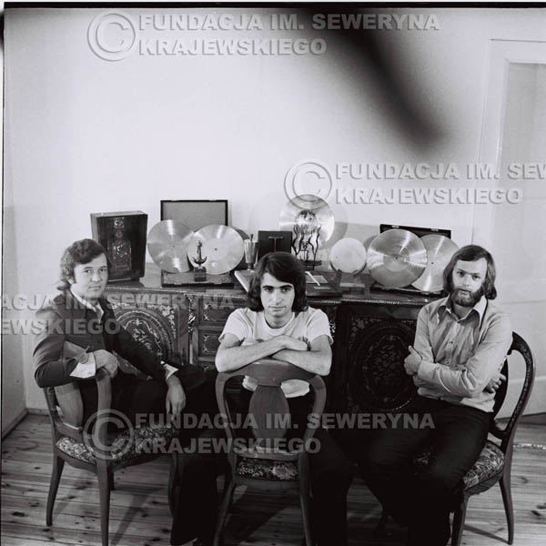 # 1315 - Od lewej: Bernard Dornowski Seweryn Krajewski, Jerzy Skrzypczyk – 1974r. w domu Seweryna Krajewskiego w Sopocie.