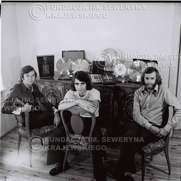 # 1316 - Od lewej: Bernard Dornowski Seweryn Krajewski, Jerzy Skrzypczyk – 1974r. w domu Seweryna Krajewskiego w Sopocie.