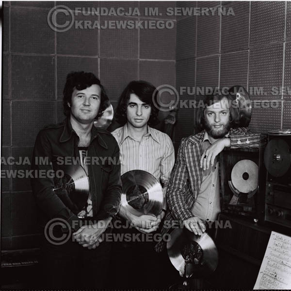 # 1318 - Od lewej: Bernard Dornowski Seweryn Krajewski, Jerzy Skrzypczyk ze Złotymi płytami - 1974r. w małym domowym studio w mieszkaniu Seweryna Krajewskiego w Sopocie.
