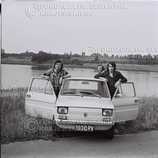 # 1330 - Poznań 1974 rok- Czerwone Gitary (w składzie: Seweryn Krajewski, Bernard Dornowski, Jerzy Skrzypczyk) z Fiatem 126p nad Jeziorem Malta, ówczesna propozycja reklamowa, która jednak nie doszła do skutku. Powstała nawet piosenka o małym polskim Fiacie