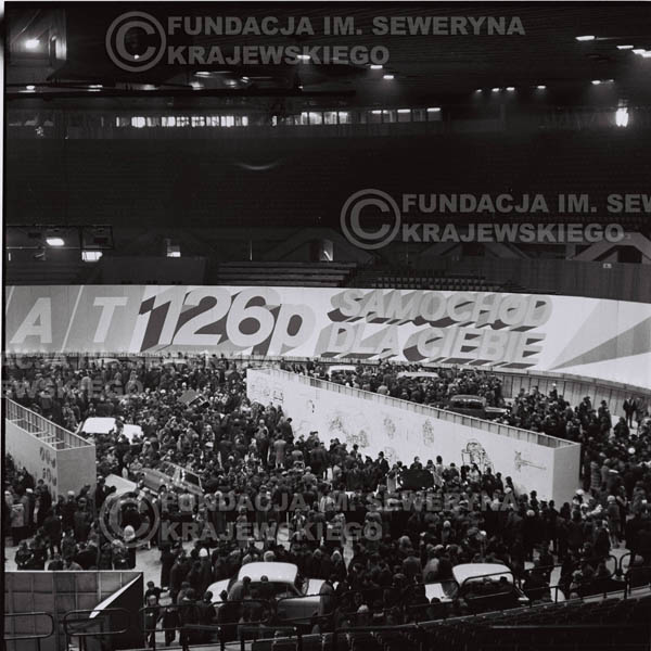 # 1364 - 1972r. Katowice, Hala Widowiskowo-Sportowa 'Spodek', Wielka Wystawa Samochodów, prezentacja polskiego Fiata 126p.